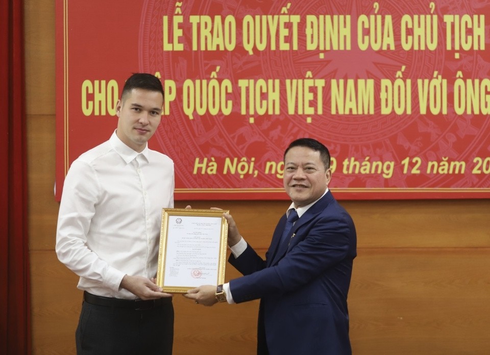 Phó Giám đốc Sở Tư pháp Hà Nội Phạm Thanh Cao trao quyết định cho ông ông Nguyễn Filip.