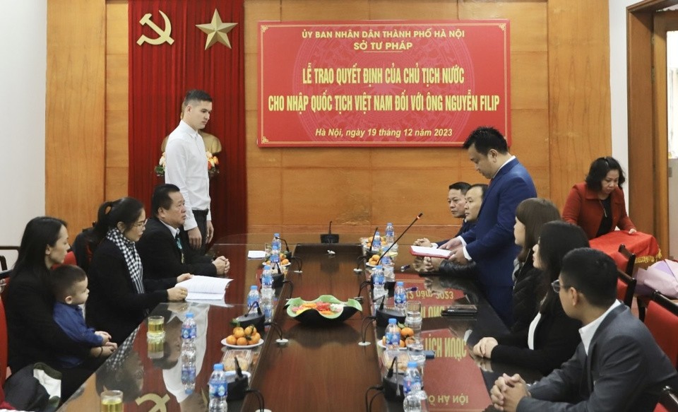 Sở Tư pháp Hà Nội trao quyết định nhập quốc tịch Việt Nam cho thủ môn Nguyễn Filip