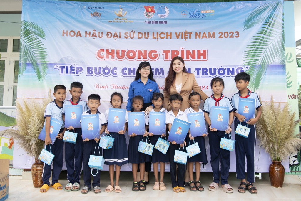 Thí sinh Hoa hậu Đại sứ Du lịch Việt Nam trao quà cho trẻ em khó khăn