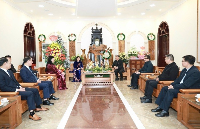 Phó Bí thư Thường trực Thành ủy Hà Nội thăm, chúc mừng Giáo phận Hưng Hóa