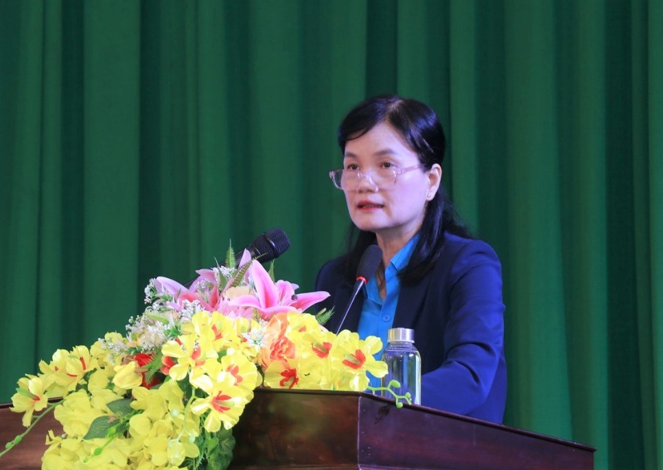 LĐLĐ tỉnh Thừa Thiên Huế trao giấy chứng nhận đạt chuẩn văn hóa cho 141 tập thể