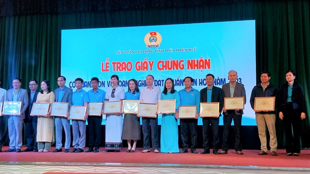 LĐLĐ tỉnh Thừa Thiên Huế trao giấy chứng nhận đạt chuẩn văn hóa cho 141 tập thể