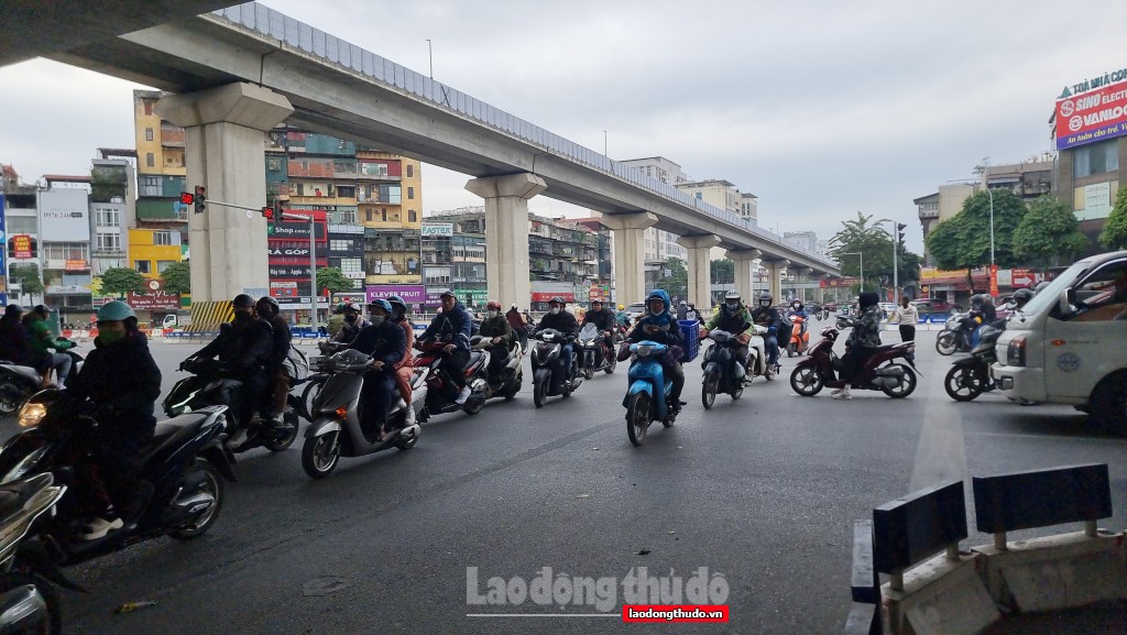 Xử lý xe máy không chấp hành hiệu lệnh, chỉ dẫn của biển báo hiệu tại nút giao Nguyễn Trãi - Khuất Duy Tiến