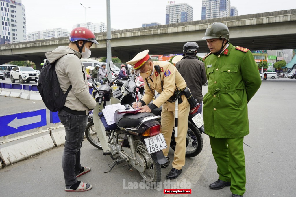 Xử lý xe máy không chấp hành hiệu lệnh, chỉ dẫn của biển báo hiệu tại nút giao Nguyễn Trãi - Khuất Duy Tiến