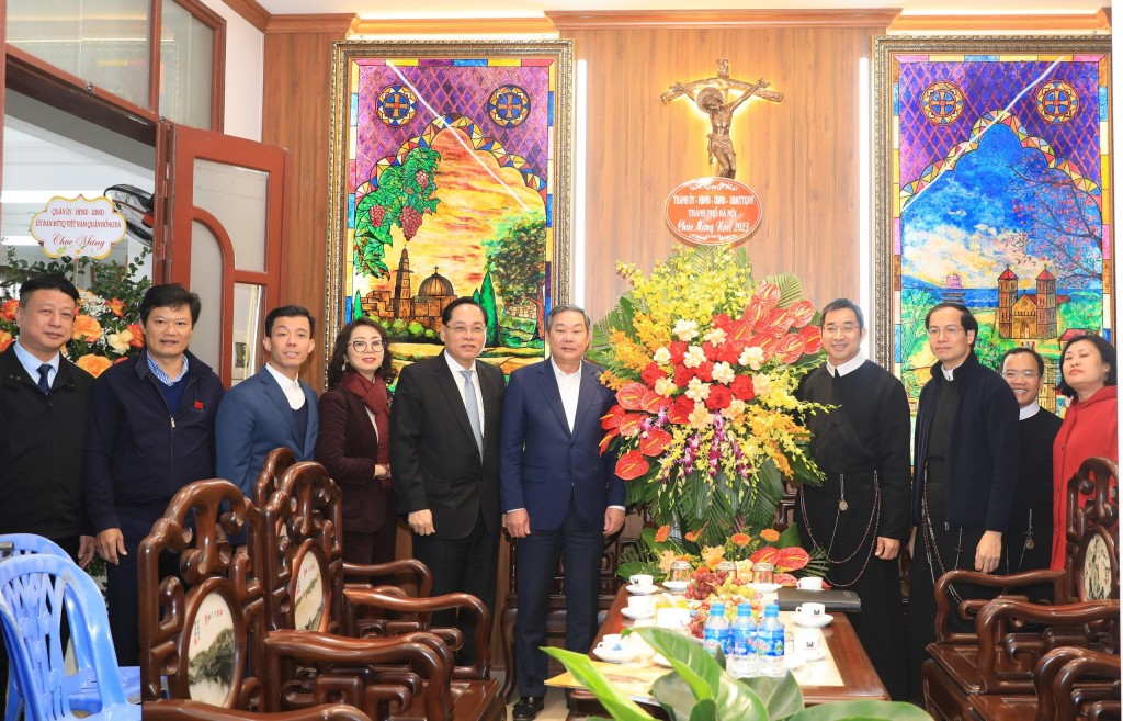 Phó Chủ tịch Thường trực UBND thành phố Hà Nội Lê Hồng Sơn thăm, chúc mừng Giáo xứ Thái Hà