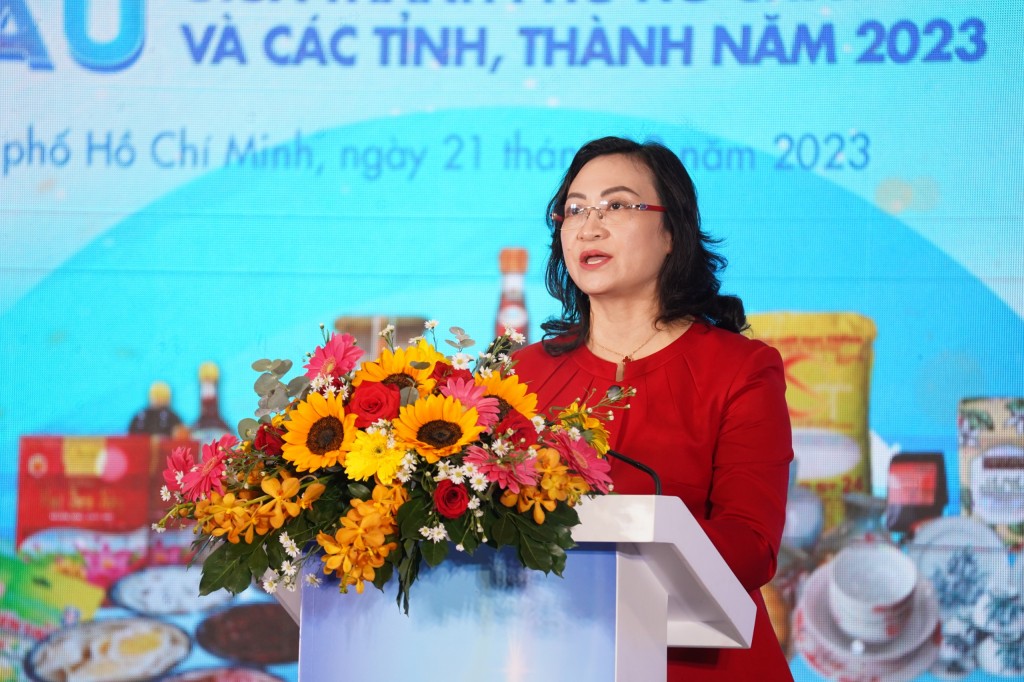 Thứ trưởng Bộ Công Thương Phan Thị Thắng phát biểu tại chương trình.