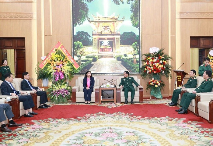 Phó Bí thư Thường trực Thành ủy Hà Nội chúc mừng Bộ Tư lệnh Thủ đô