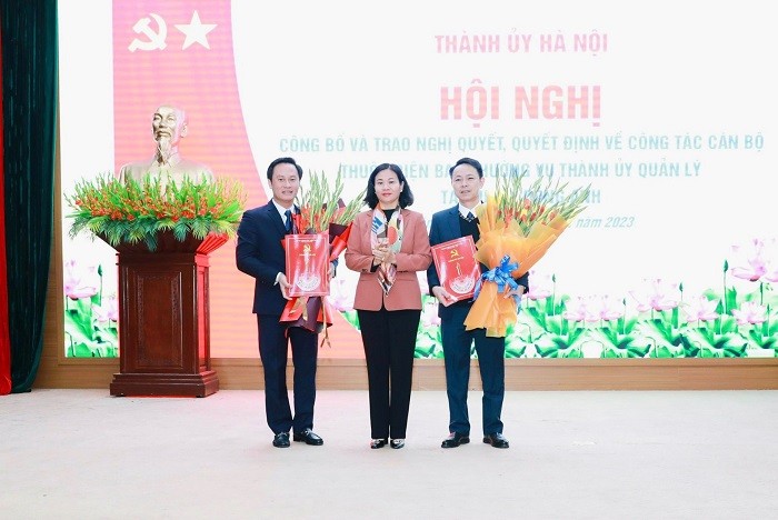 Phó Bí thư Thường trực Thành ủy Nguyễn Thị Tuyến trao Quyết định, tặng hoa chúc mừng đồng chí Hoàng Hải Đăng và Đặng Minh Thắng