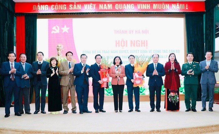 lãnh đạo Thành phố, huyện Đông Anh chúc mừng đồng chí Hoàng Hải Đăng và Đặng Minh Thắng