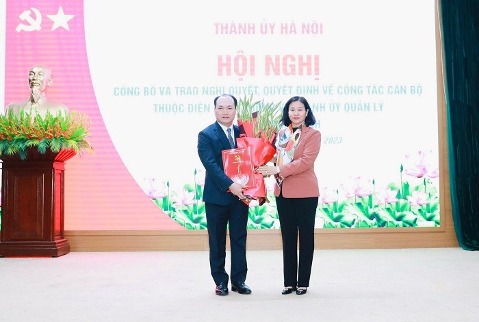 Phó Bí thư Thường trực Thành ủy Nguyễn Thị Tuyến trao Quyết định và tặng hoa chúc mừng đồng chí Nguyễn Anh Dũng