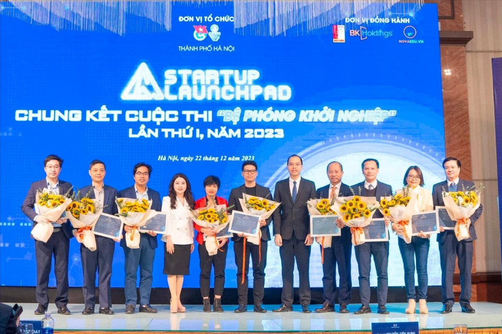Bí thư Thành đoàn Hà Nội Chu Hồng Minh tặng hoa Ban Giám khảo.