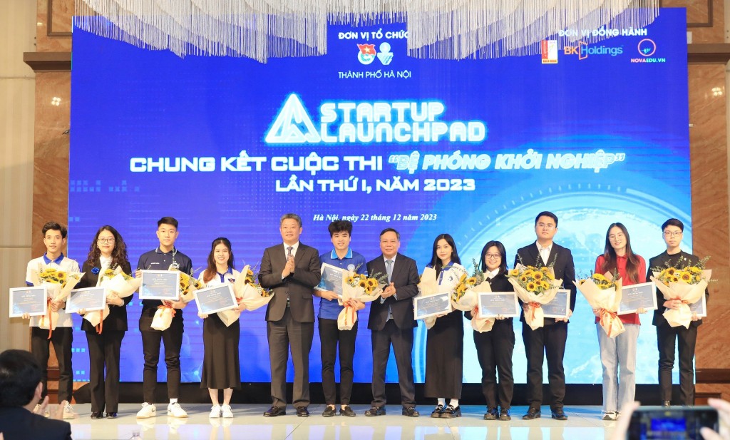 Phó Bí thư Thành ủy Hà Nội Nguyễn Văn Phong và Phó Chủ tịch UBND thành phố Hà Nội Nguyễn Mạnh Quyền tặng hoa chúc mừng 10 đội thi vào vòng chung kết.