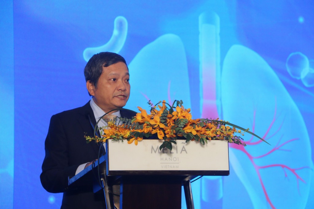 TS.BS cao cấp Đinh Văn Lượng - Giám đốc Bệnh viện Phổi Trung ương phát biểu tại Hội nghị.