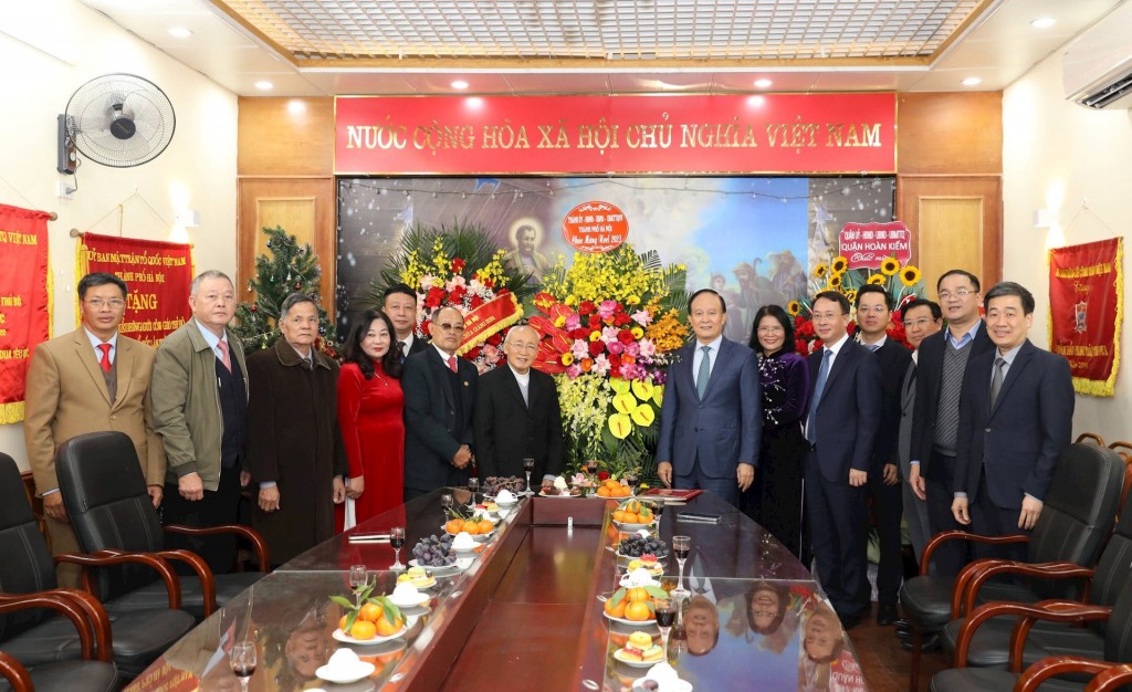 Chủ tịch HĐND Thành phố Nguyễn Ngọc Tuấn thăm, chúc mừng Ủy ban Đoàn kết Công giáo Việt Nam Thành phố