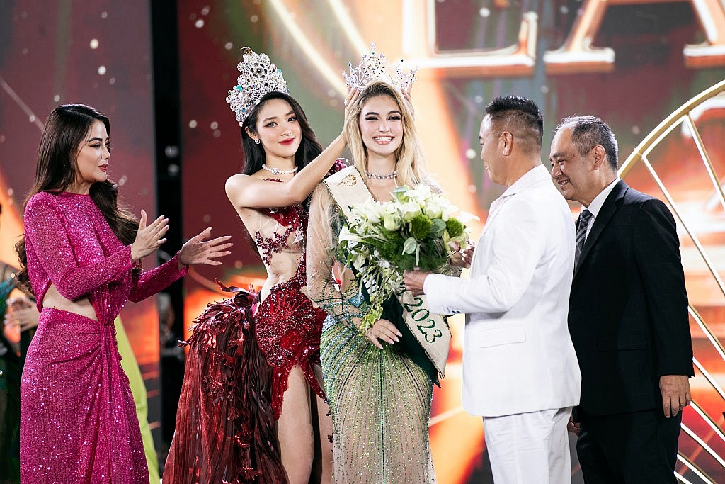 Miss Earth 2023 đăng quang trong thiết kế của Nguyễn Minh Tuấn