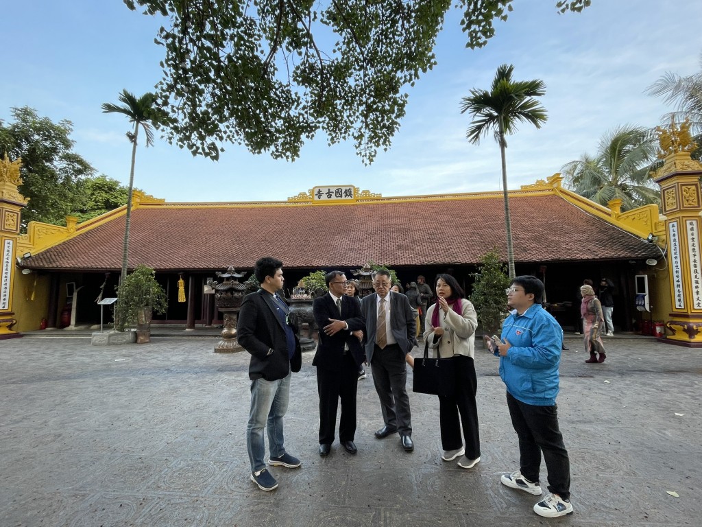 Đoàn Hội Nhà báo tỉnh Chiang Mai thăm đền Quán Thánh và chùa Trấn Quốc