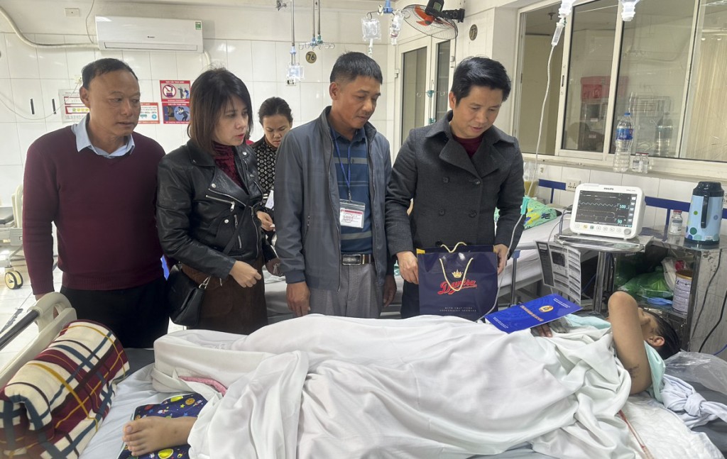 Ngành Giáo dục Hà Nội thăm nữ sinh bị thương trong vụ sập trần lớp học ở Nghệ An