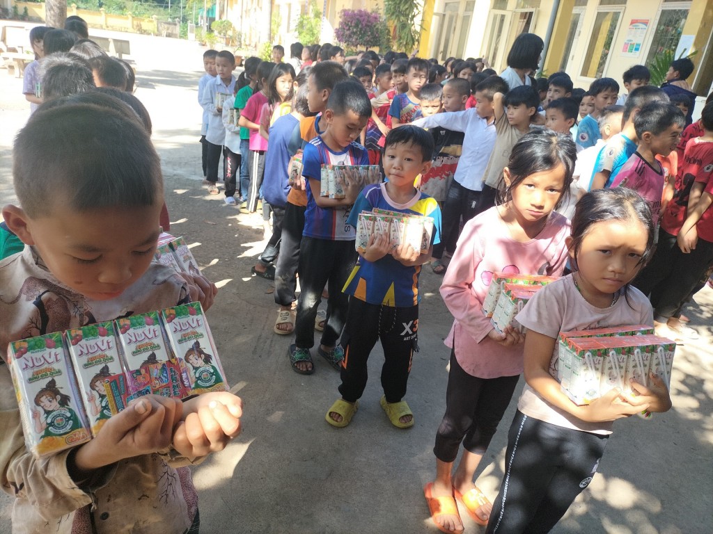 Nutifood trao gửi hàng ngàn quà tặng dinh dưỡng đến trẻ em vùng biên giới phía Bắc