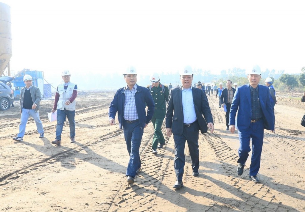 Bí thư Thành ủy Đinh Tiến Dũng kiểm tra công trường dự án đường Vành đai 4 tại huyện Hoài Đức.