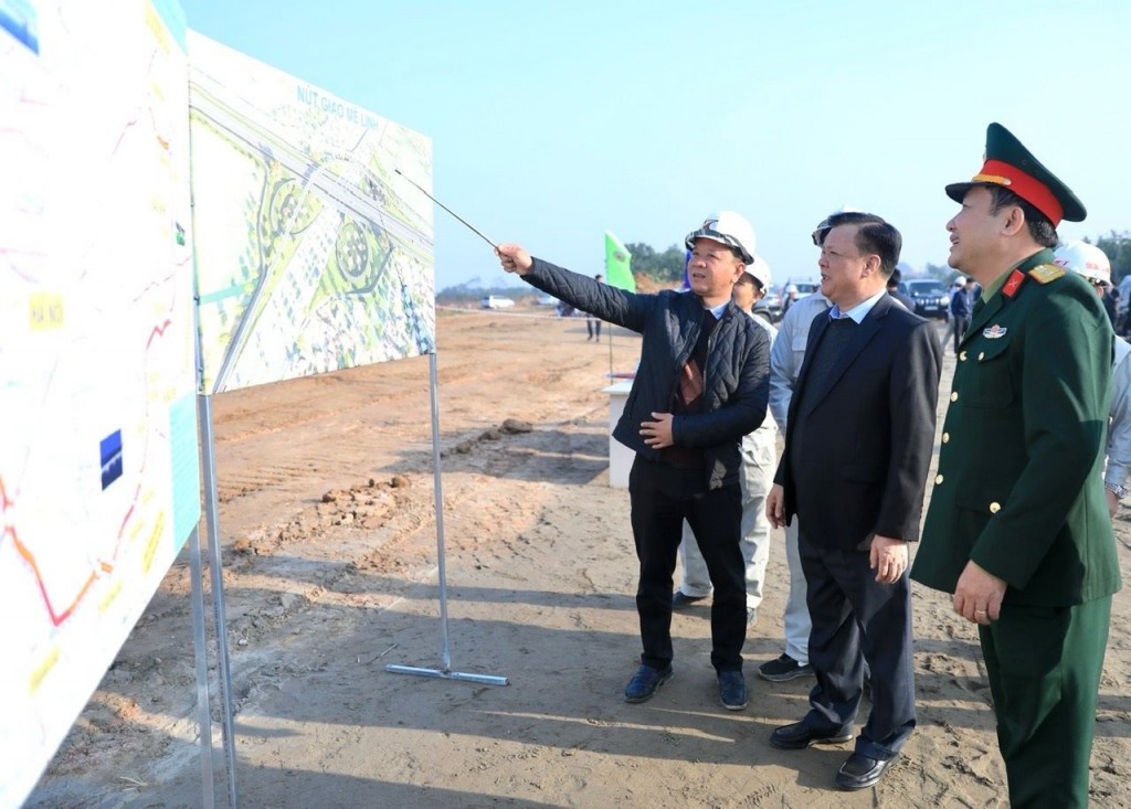 Bí thư Thành ủy Đinh Tiến Dũng kiểm tra công trường tại huyện Mê Linh.