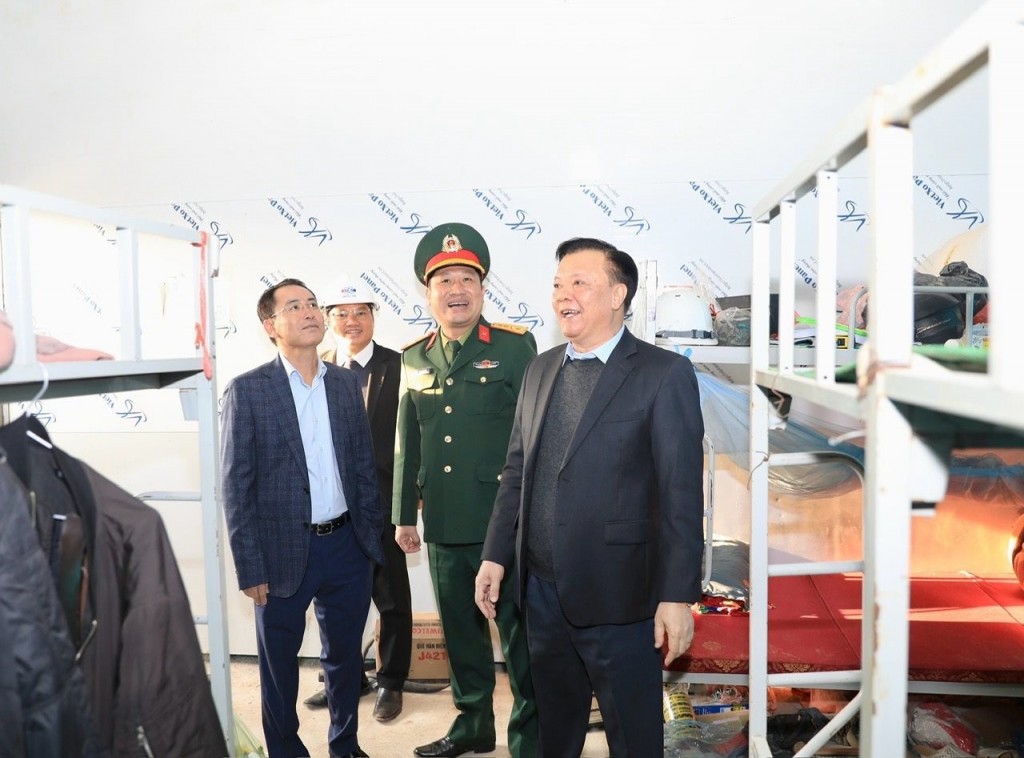 Bí thư Thành ủy Đinh Tiến Dũng thăm nơi ăn, ở của công nhân, nhà thầu thi công dự án đường Vành đai 4 tại khu vực huyện Mê Linh.