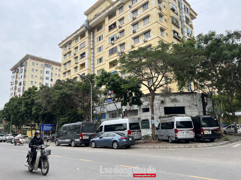 Khu đô thị Đồng Tàu: Vỉa hè lòng đường biến thành điểm trung chuyển xe dù bến cóc