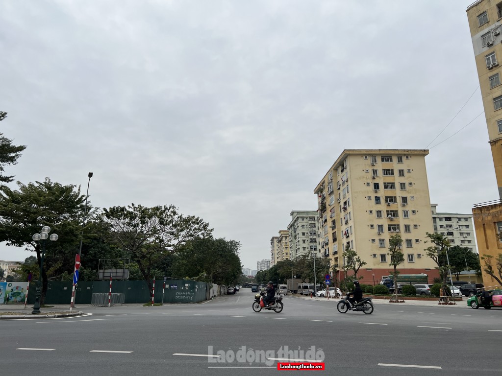 Khu đô thị Đồng Tàu: Vỉa hè lòng đường biến thành điểm trung chuyển xe dù bến cóc
