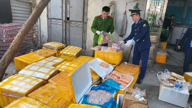 Hà Nội: Phát hiện trên 1 tấn thực phẩm bẩn tại làng hoa Tây Tựu