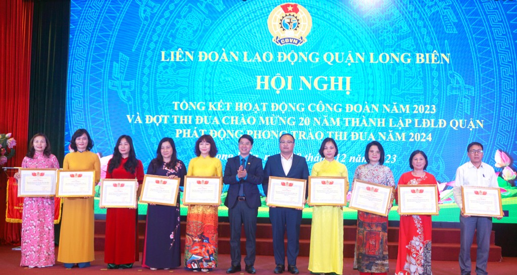 LĐLĐ quận Long Biên được LĐLĐ Thành phố tặng Cờ đơn vị xuất sắc năm 2023