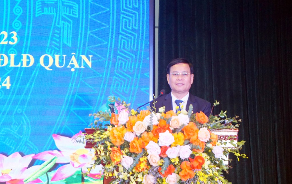 LĐLĐ quận Long Biên được LĐLĐ Thành phố tặng Cờ đơn vị xuất sắc năm 2023