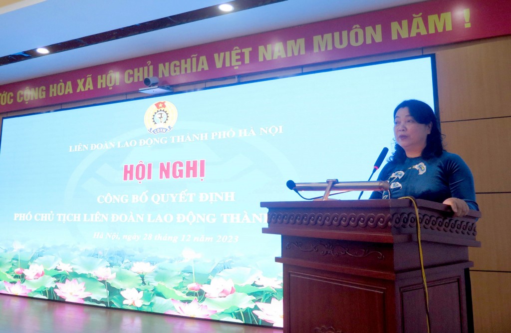 Công bố và trao Quyết định Phó Chủ tịch LĐLĐ thành phố Hà Nội cho đồng chí Nguyễn Thị Thu Thủy