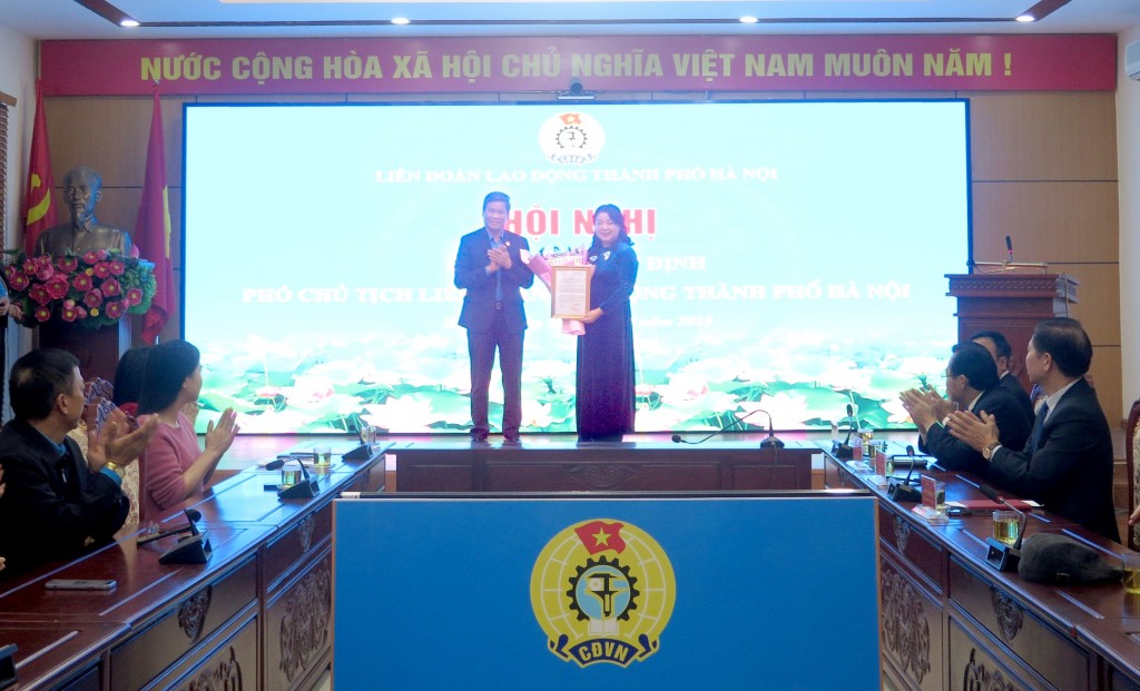 Công bố và trao Quyết định Phó Chủ tịch LĐLĐ thành phố Hà Nội cho đồng chí Nguyễn Thị Thu Thủy
