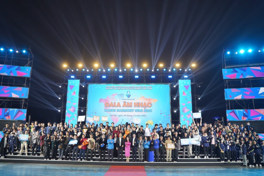 Lãnh đạo Thành đoàn Hà Nội trao thưởng cho các đội thi