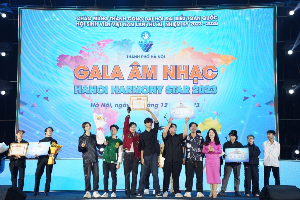 Lãnh đạo Thành đoàn Hà Nội trao thường cho đội Band 10 tới từ Trường Đại học Sư phạm Nghệ thuật Trung ương đã xuất sắc trở thành Quán quân Liên hoan các band, nhóm nhạc sinh viên Thủ đô lần thứ I, năm 2023 - Hanoi Harmony Star 2023