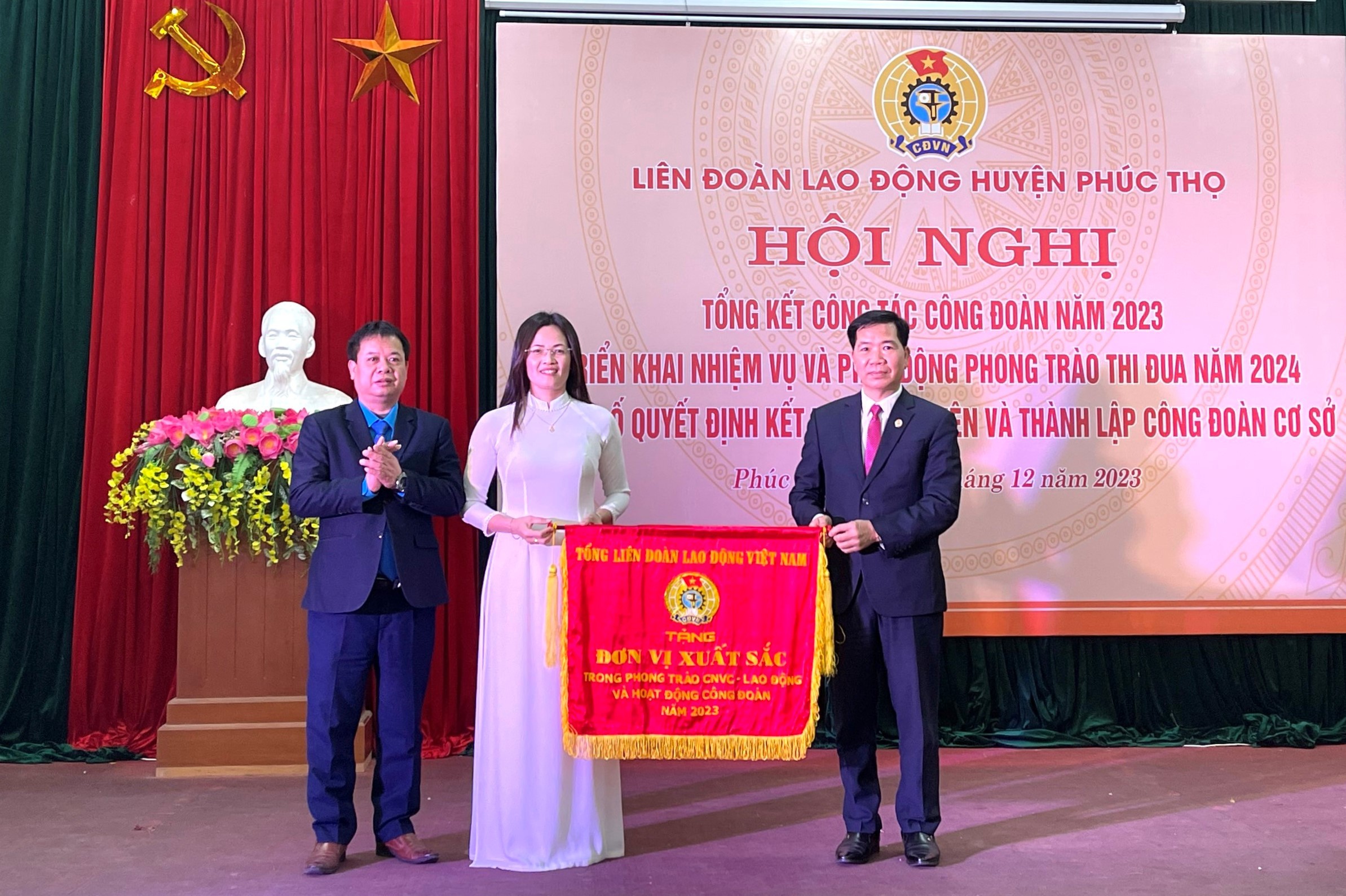 LĐLĐ huyện Phúc Thọ đón nhận Cờ đơn vị xuất sắc của Tổng LĐLĐ Việt Nam