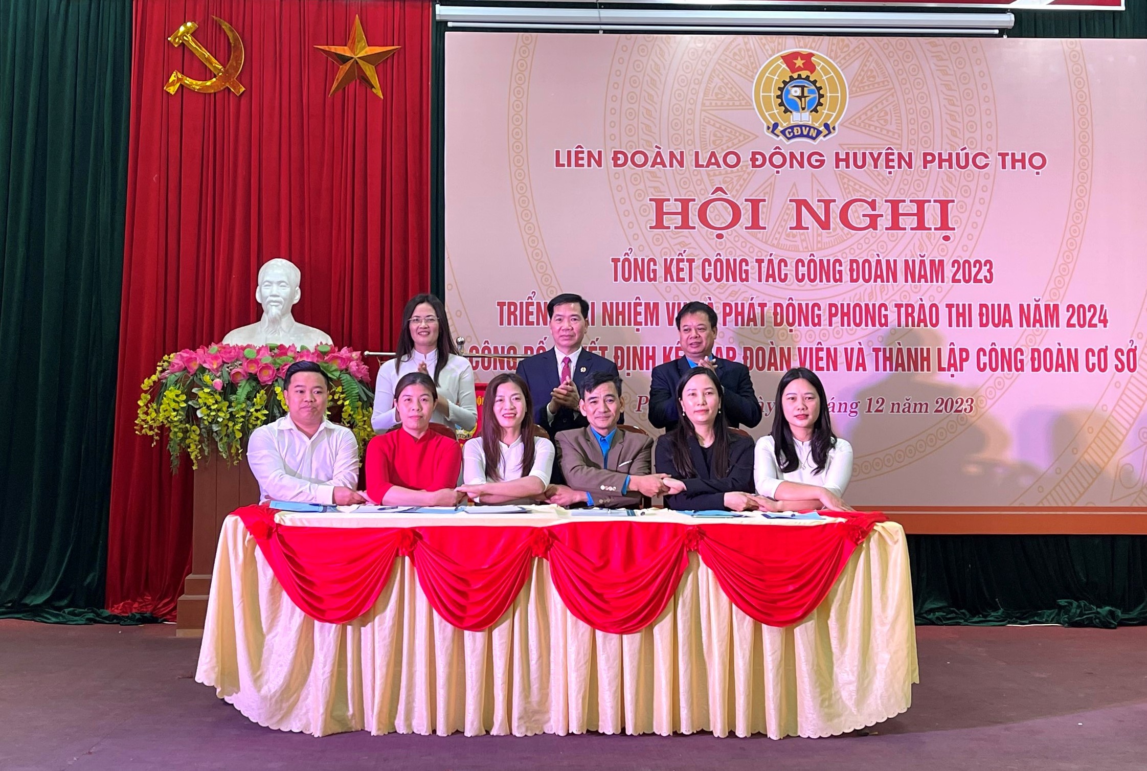 LĐLĐ huyện Phúc Thọ đón nhận Cờ đơn vị xuất sắc của Tổng LĐLĐ Việt Nam