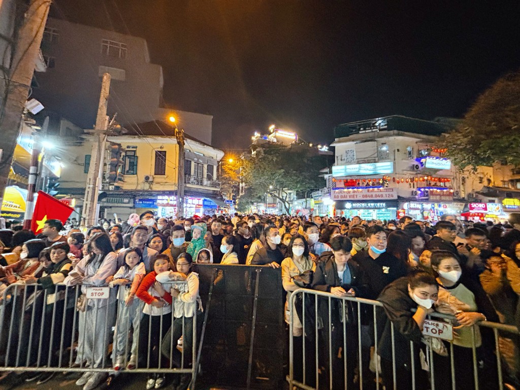 Hàng vạn người đổ về phố đi bộ hồ Hoàn Kiếm chào đón năm mới 2024