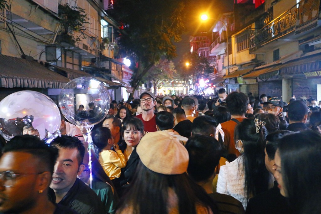 Hàng vạn người đổ về phố đi bộ hồ Hoàn Kiếm chào đón năm mới 2024