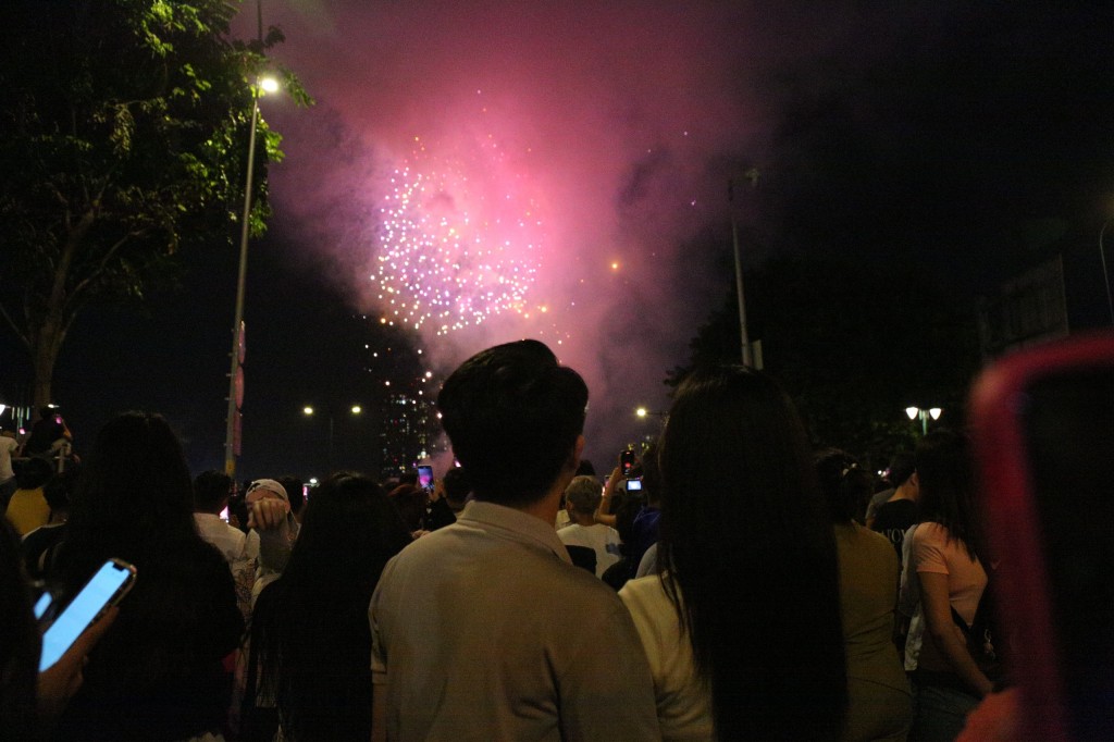 TP.HCM: Rực rỡ pháo hoa chào mừng năm mới