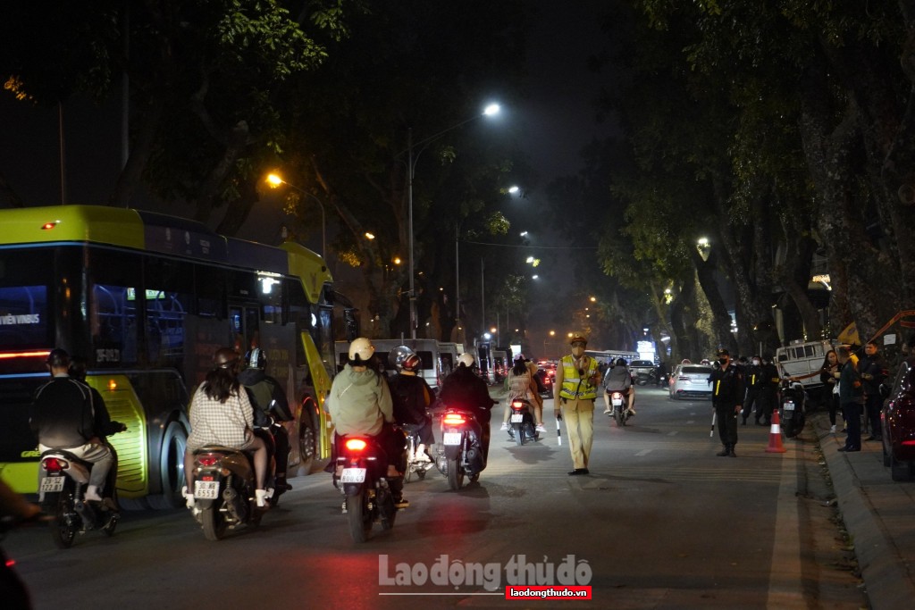 Đêm Giao thừa không ngủ của lực lượng Cảnh sát giao thông - Công an thành phố Hà Nội