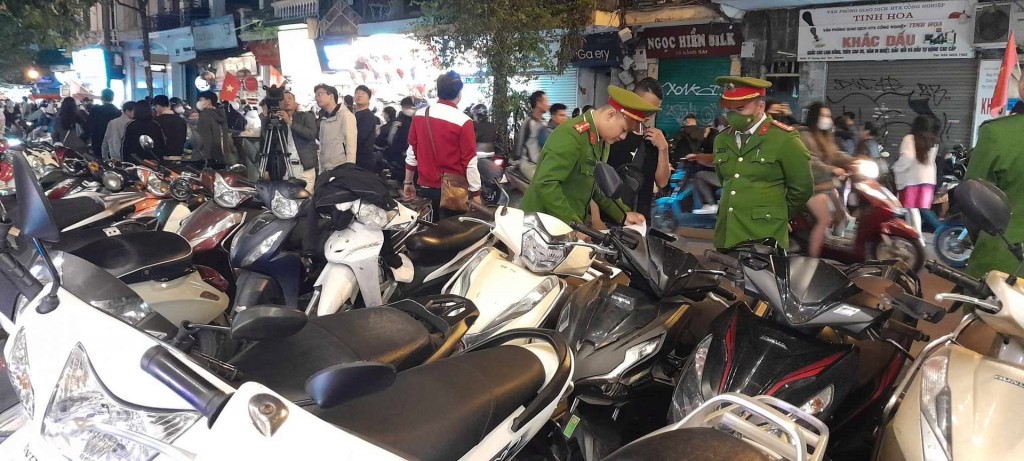 Quận Hoàn Kiếm xử phạt 29 bãi giữ xe thu tiền vé quá quy định dịp năm mới