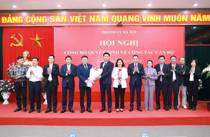 lãnh đạo Thành phố, lãnh đạo huyện Thanh Oai, Hội Nông dân tặng hoa chúc mừng đồng chí Nguyễn Nguyên Hùng