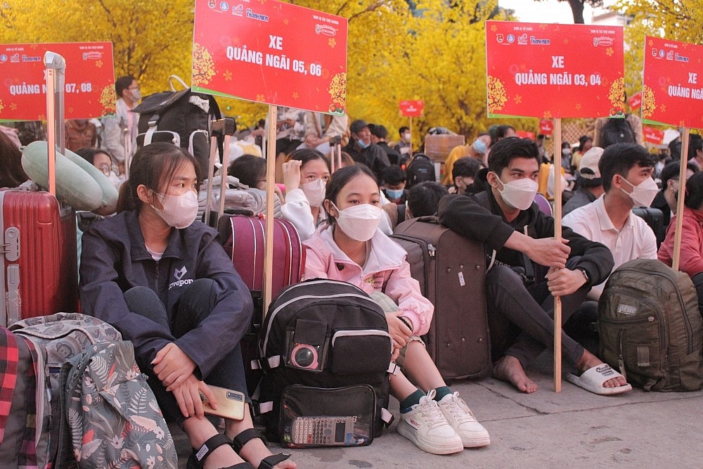 "Chuyến xe mùa xuân" đưa hơn 2.000 sinh viên và người lao động khó khăn về quê đón Tết