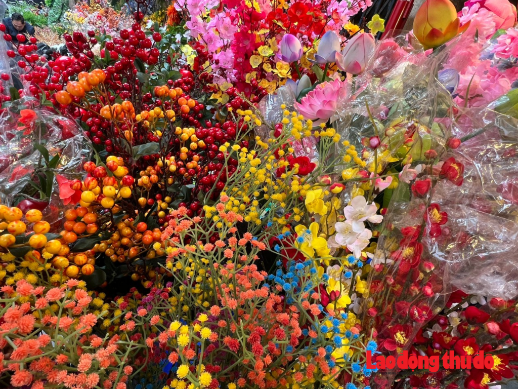 Hà Nội: Phố Hàng Rươi rực rỡ sắc màu hoa giả