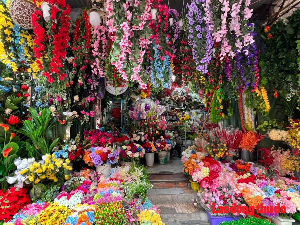 Hà Nội: Phố Hàng Rươi rực rỡ sắc màu hoa giả