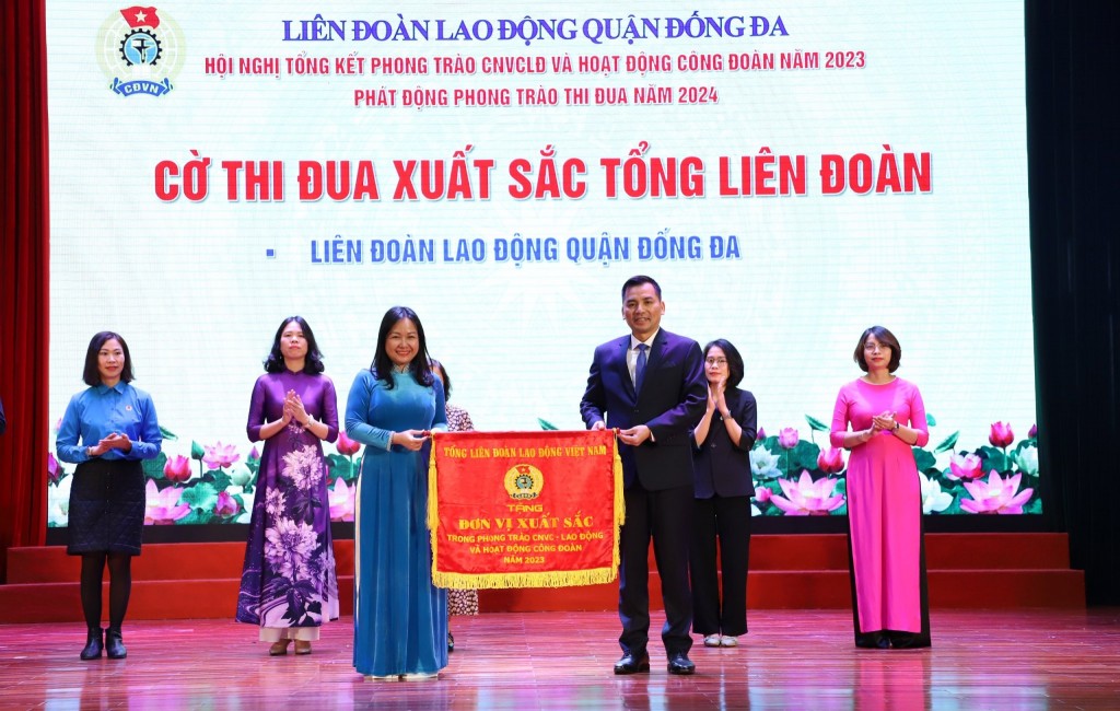 LĐLĐ quận Đống Đa vinh dự nhận Cơ thi đua xuất sắc của Tổng LĐLĐ Việt Nam