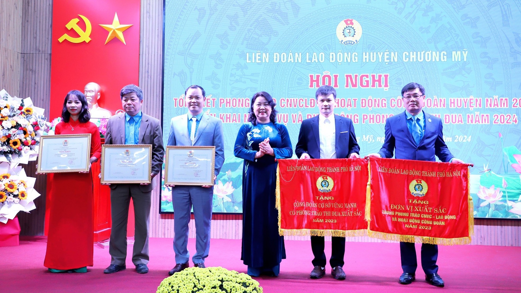 LĐLĐ huyện Chương Mỹ đón nhận Cờ thi đua của LĐLĐ thành phố Hà Nội