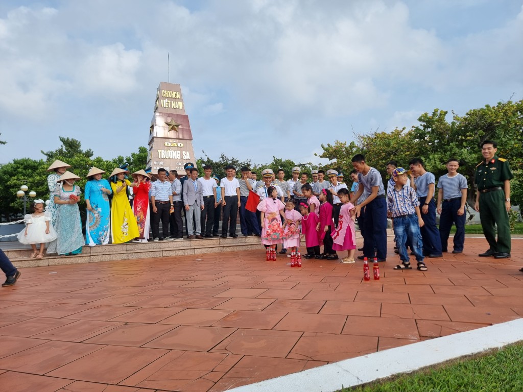 Vùng 4 Hải quân gặp mặt đoàn công tác kết thúc chuyến thăm, chúc Tết quân dân huyện đảo Trường Sa