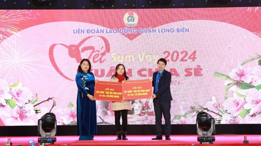 2.630 suất quà “Tết Sum vầy - Xuân chia sẻ 2024” đến với đoàn viên Công đoàn quận Long Biên