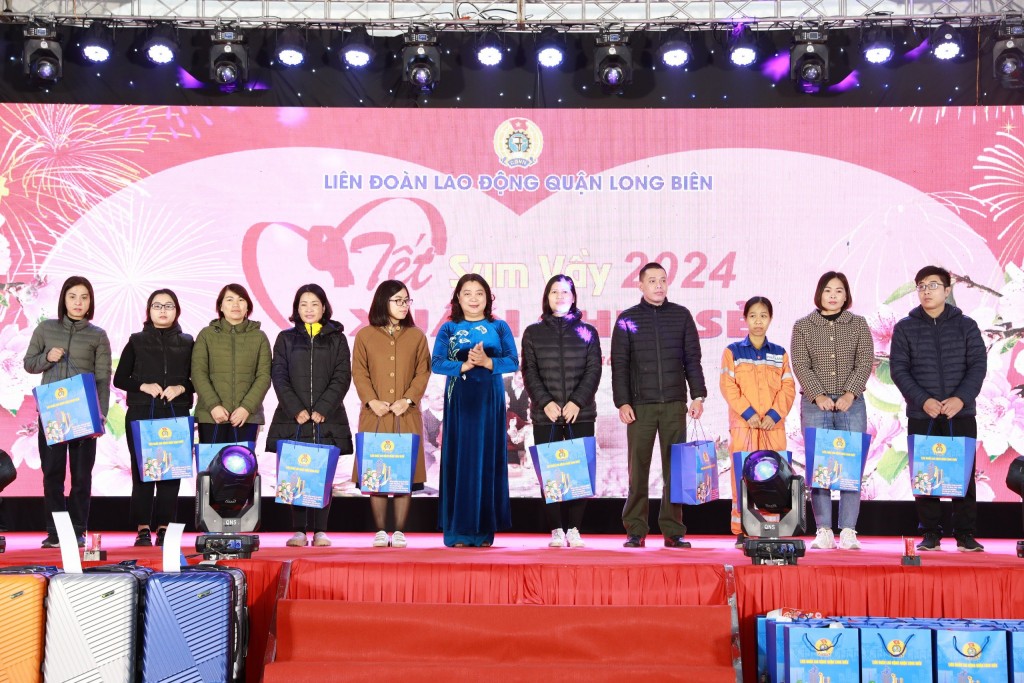 2.630 suất quà “Tết Sum vầy - Xuân chia sẻ 2024” đến với đoàn viên Công đoàn quận Long Biên